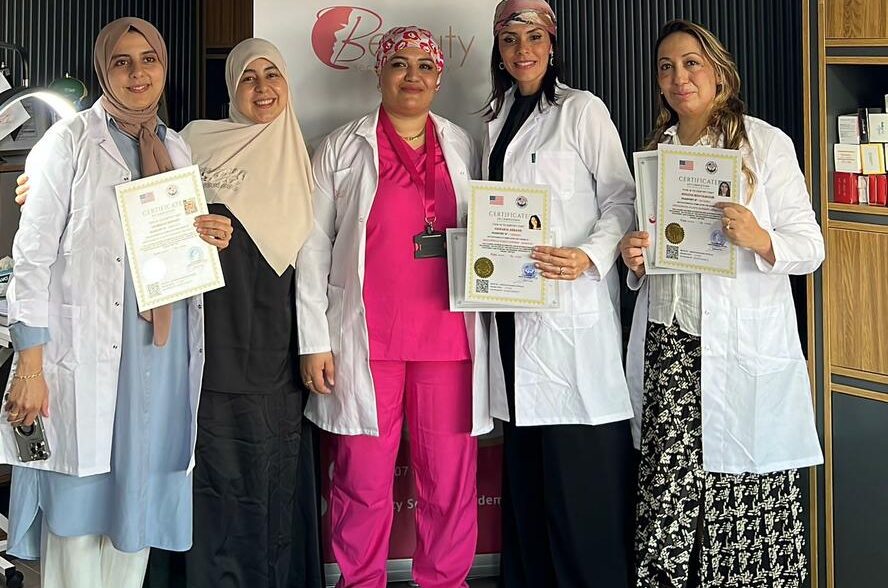 خريجات حاملات شهادة خبيرة تجميل في تركيا يحتفلن بالتخرج